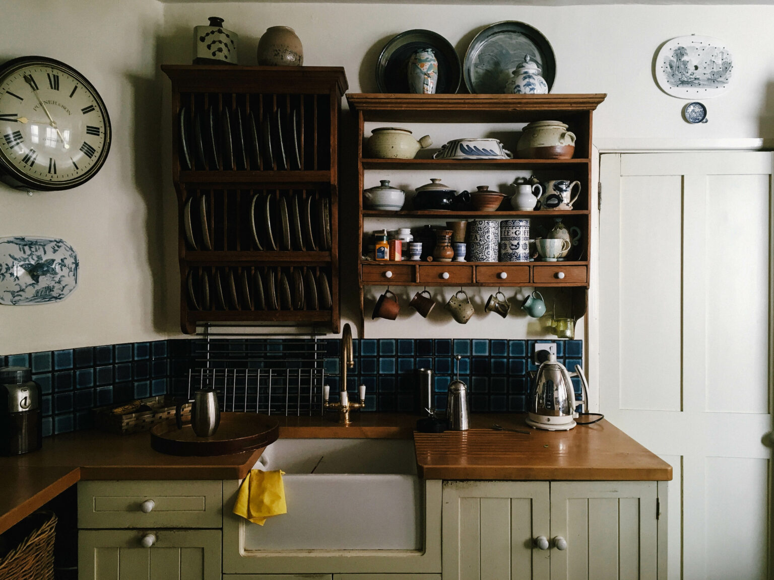 Abschnitt einer älteren Küche im Retro Design im Haus einer älteren Person