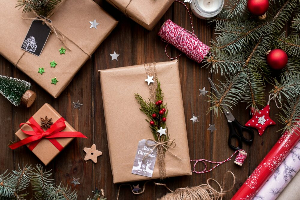 Verschiedene eingepackte Geschenke mit Geschenkpapier und Einpackmaterialien