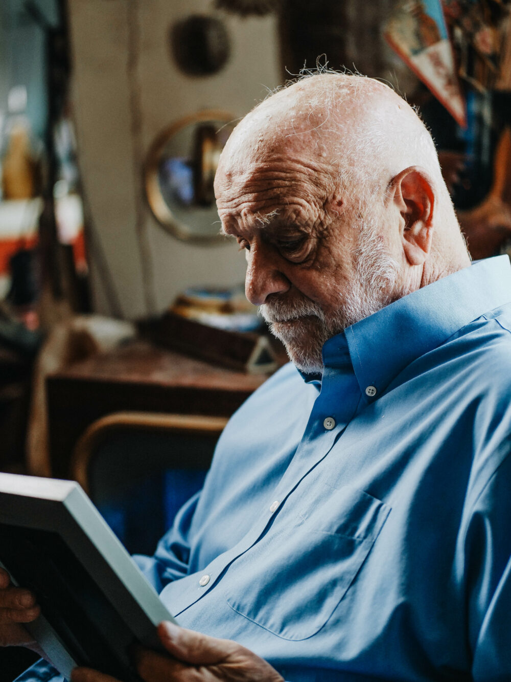 Älterer Mann liest etwas auf einem Kindle-Gerät