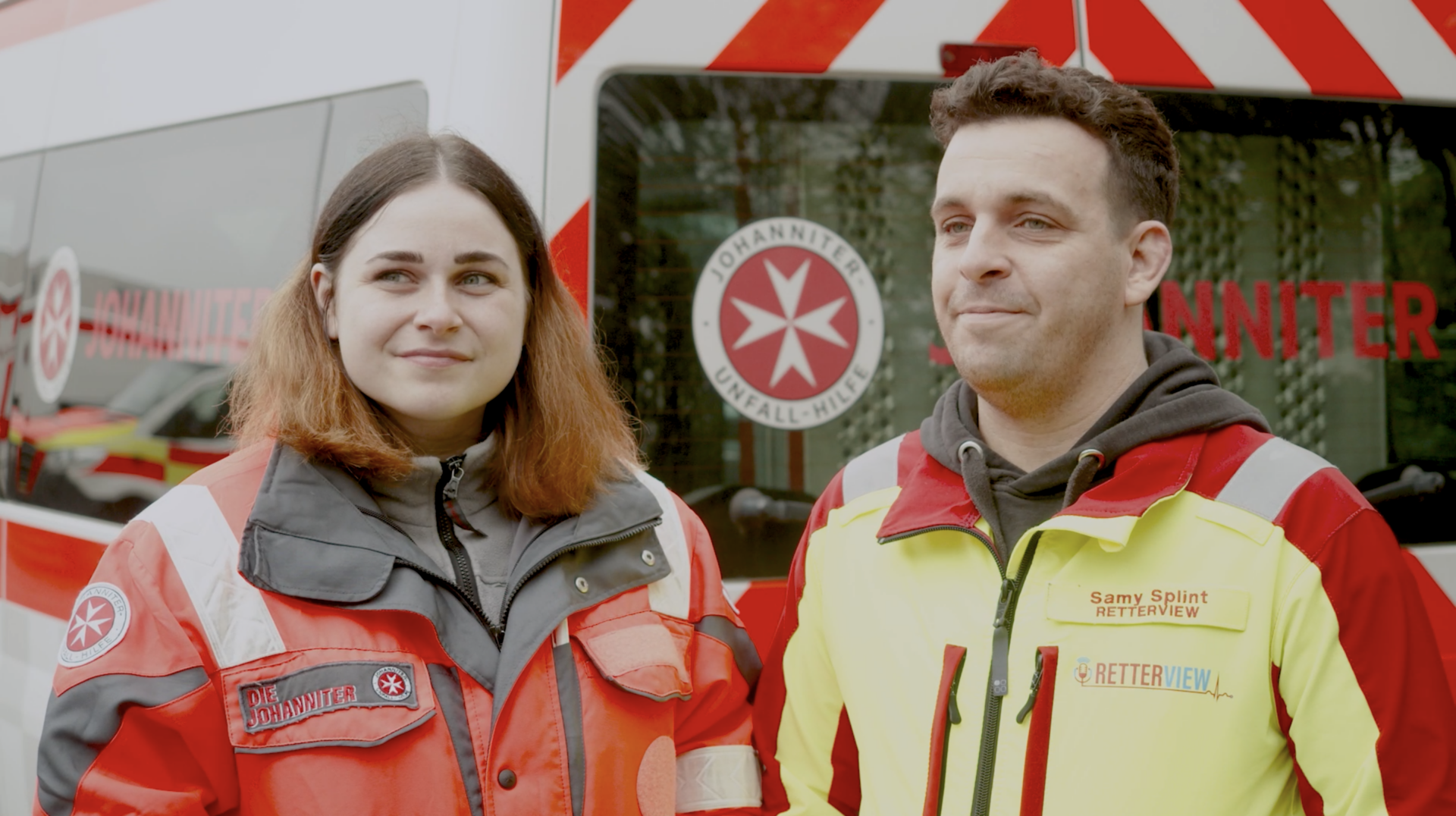 Mann und Frau mit Rettungsweste lächeln in die Kamera