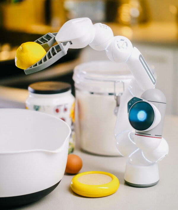 Roboter, der eine Zitrone auspresst