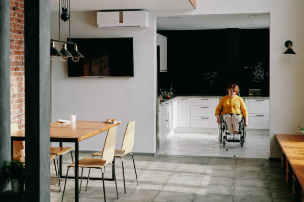 Person im Rollstuhl in ihrer Küche