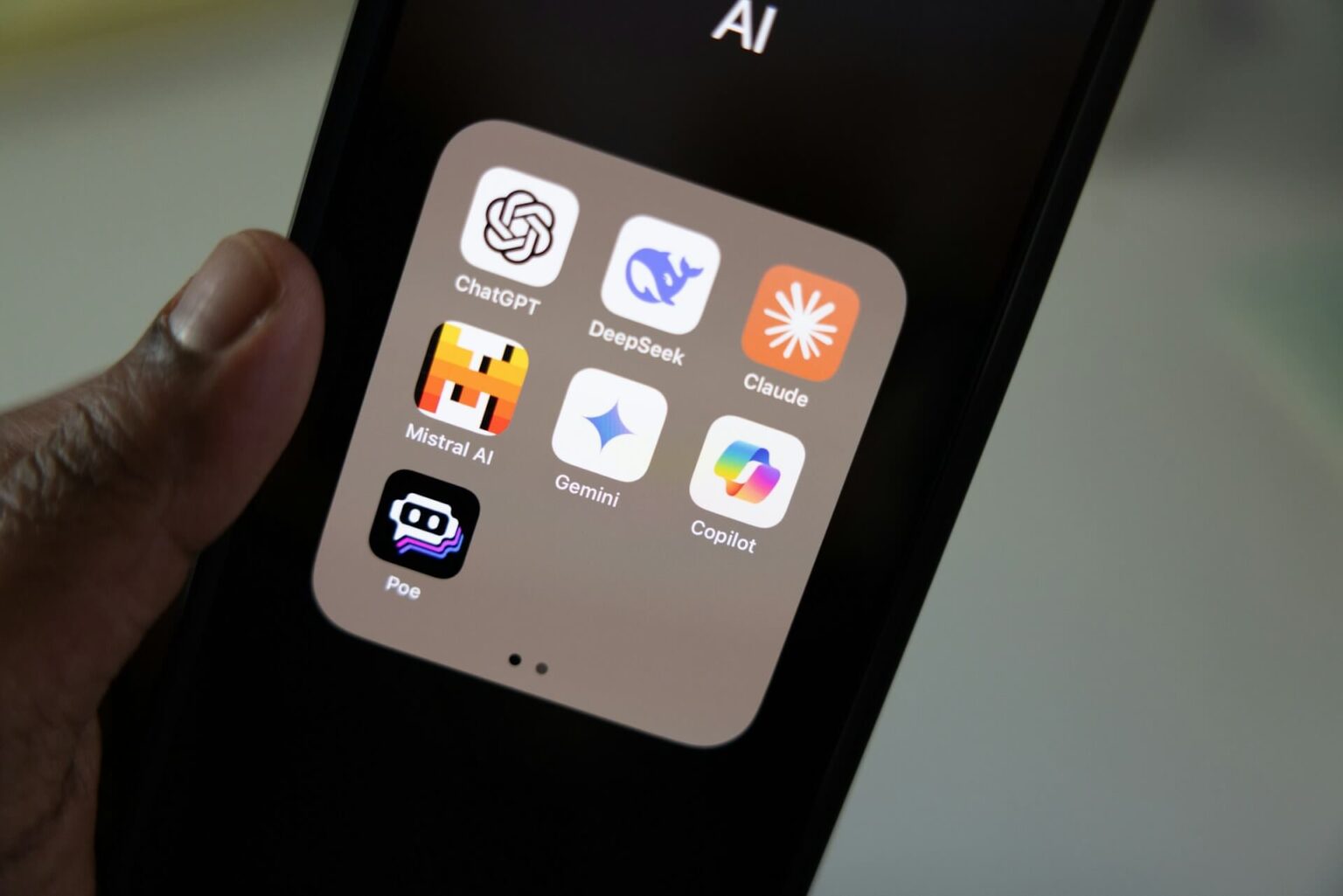 Smartphone-Bildschirm zeigt KI-Apps wie ChatGPT, Claude, Gemini oder Claude.